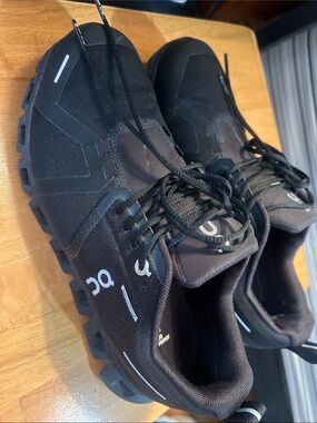 On Running Black Trail Running Shoes with Reflective Accents